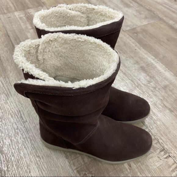 New in Box Crocs Adela Fold-over Fuzz Booties In MAHOGANY Sz 5 - Picture 4 of 8